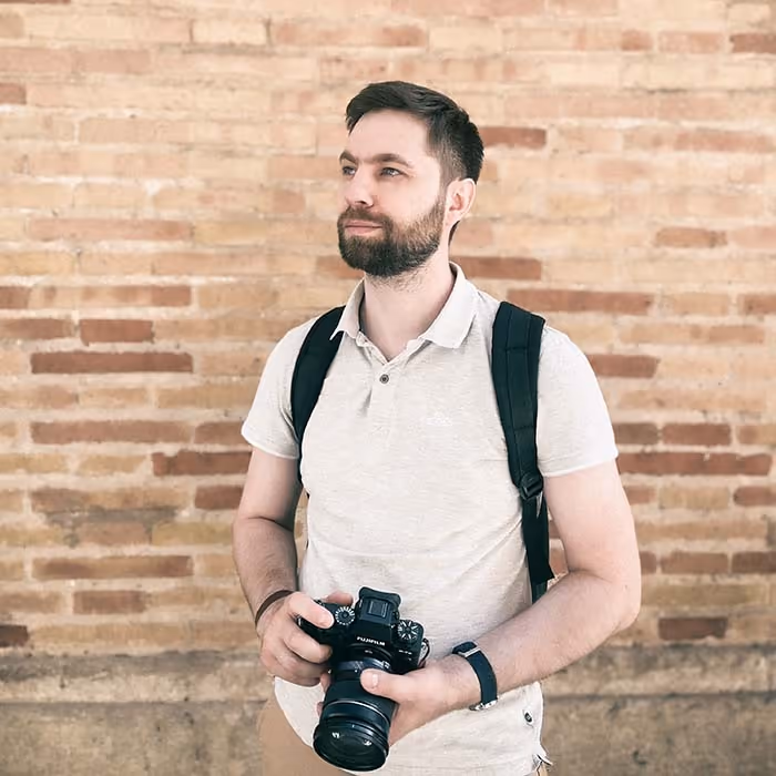 Artem Sapegin is making some photos